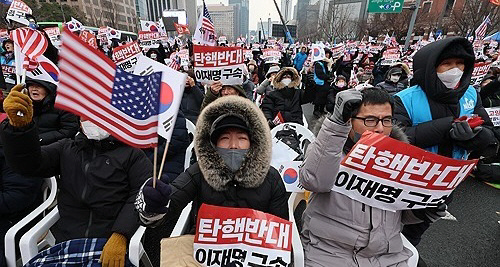 21일 광화문 동화면세점 앞에서 대한민국바로세우기국민운동본부 주최로 '대통령 탄핵 반대 자유민주주의 수호 광화문 국민혁명대회'가 열리고 있다.<연합뉴스>